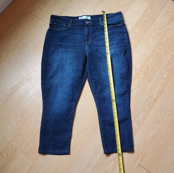 Signature by Levi's Strauss, Mid Rise Slim Woman's Plus Size 20M Denim Jeans. - Picture 3 of 8